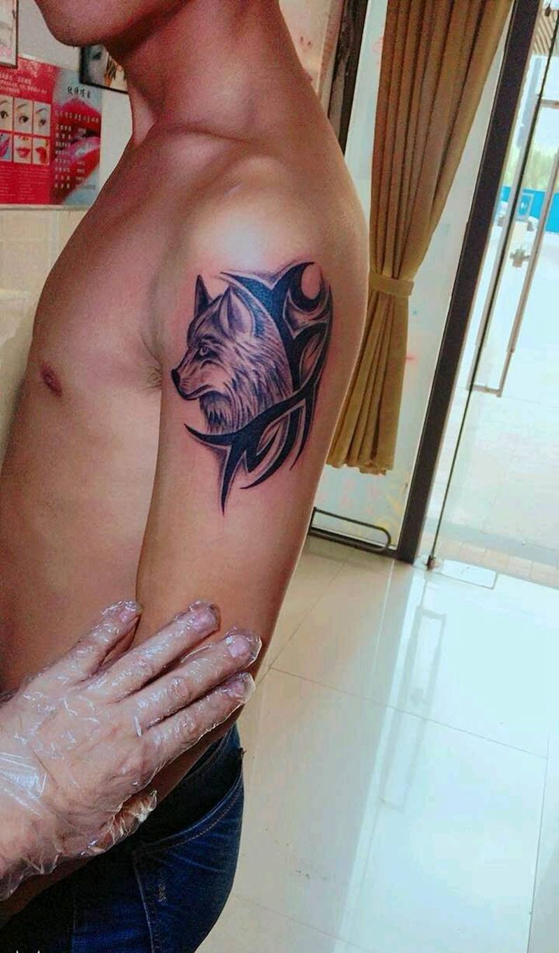 滴血狼头。纹身图片