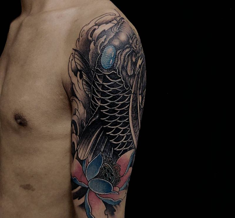 新传统鲤鱼遮盖纹身图片_手臂新传统鲤鱼遮盖纹身图案