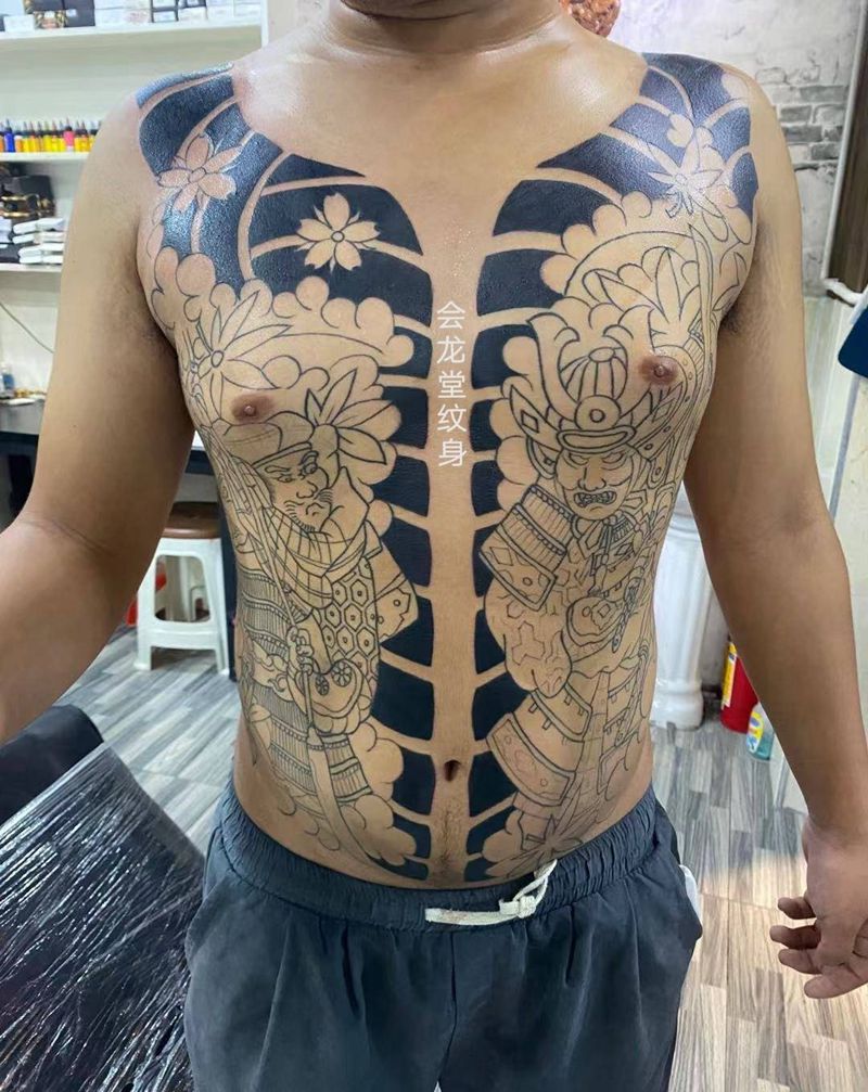 开衫上色中纹身图片_胸部腹部老传统纹身图案