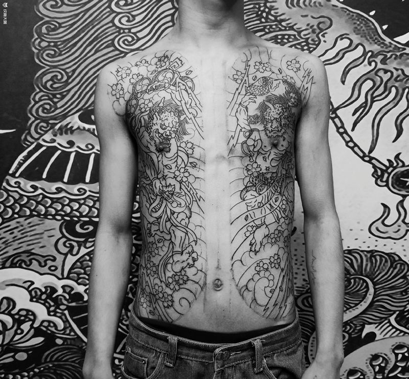 日式开衫纹身图片_胸部腹部老传统开衫风神雷神日式纹身图案