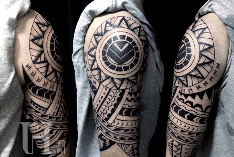 包臂图腾纹身图片