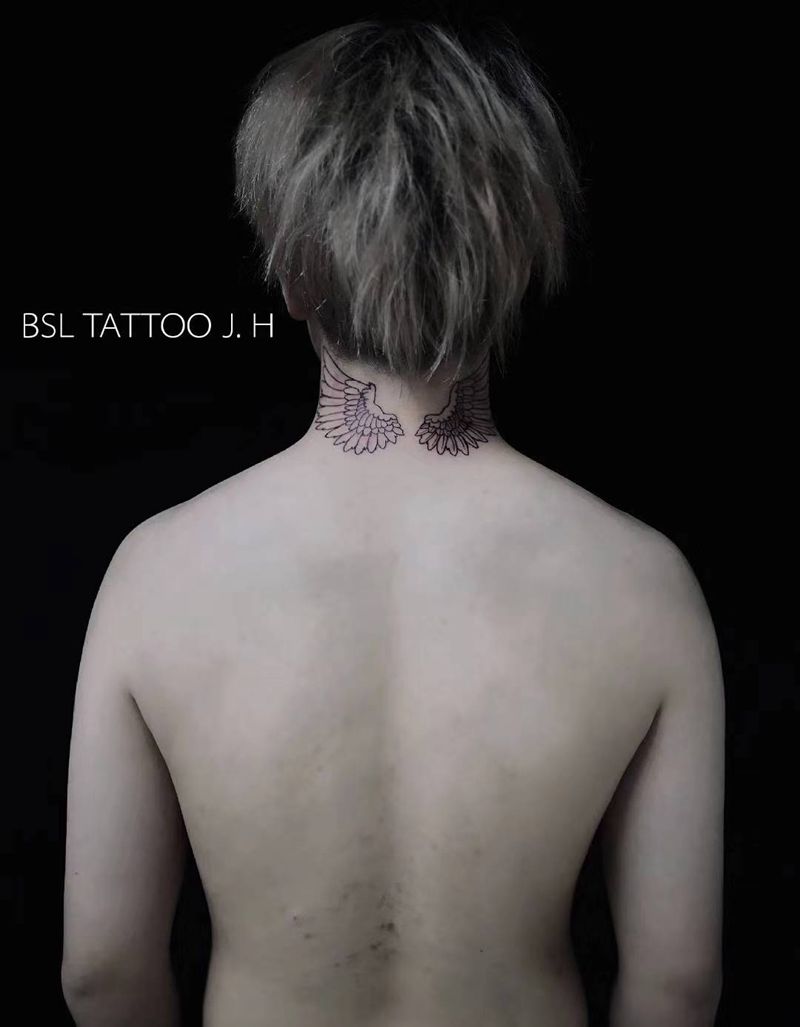 black work：翅膀纹身图片_颈部black work纹身图案