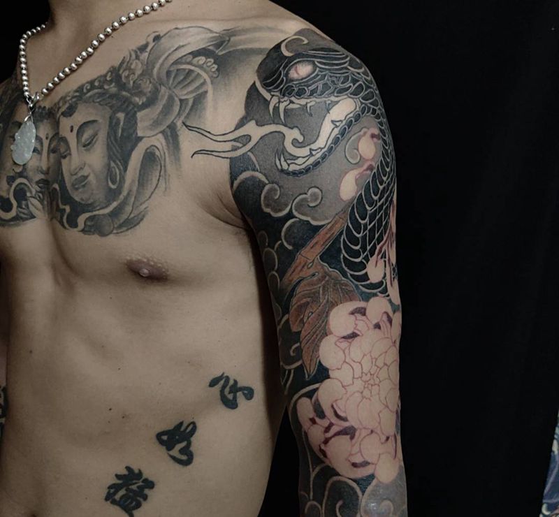 老传统蛇纹身图片_手臂老传统蛇菊花日式纹身图案