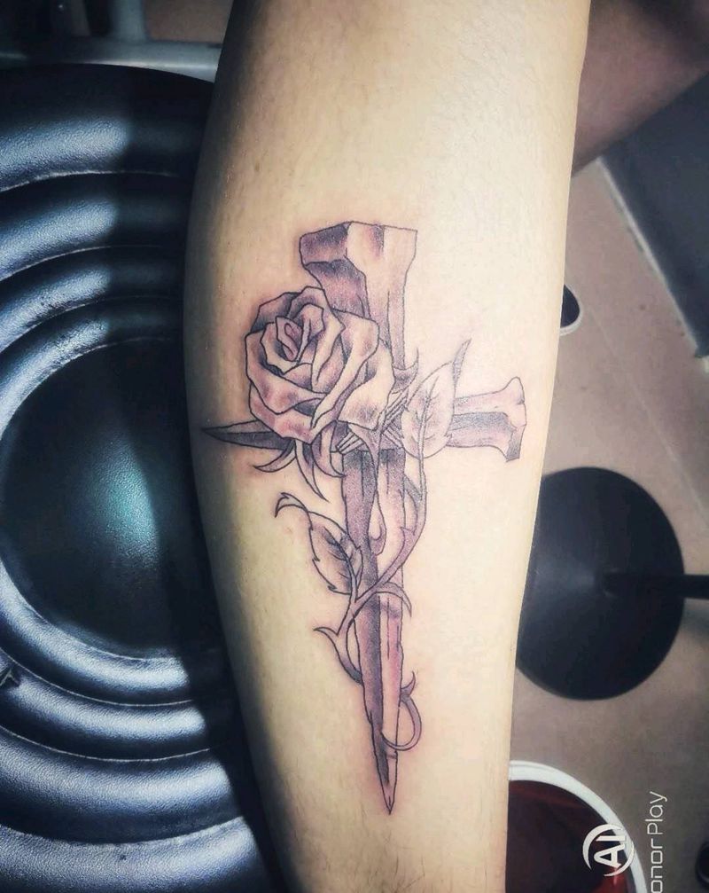 十字玫瑰。纹身图片