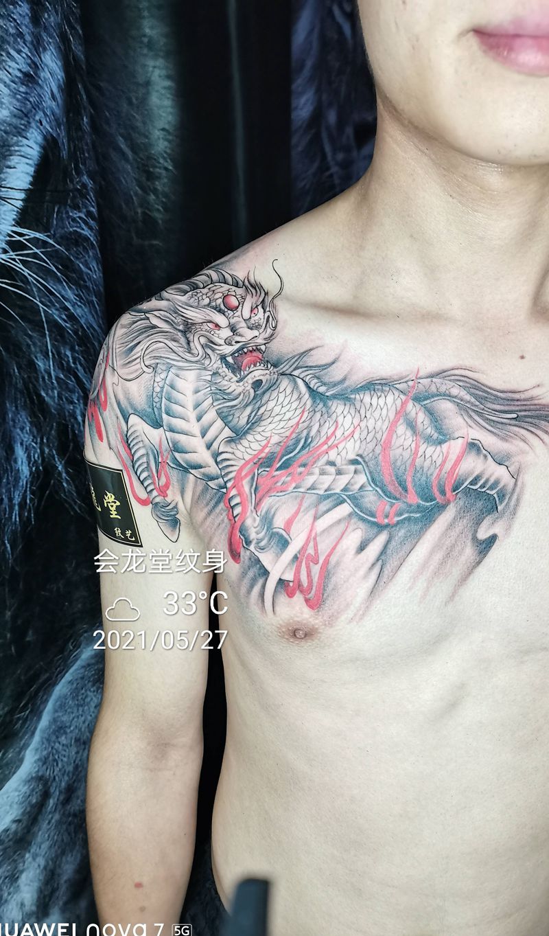 火麒麟纹身图片_胸部背部新传统纹身图案