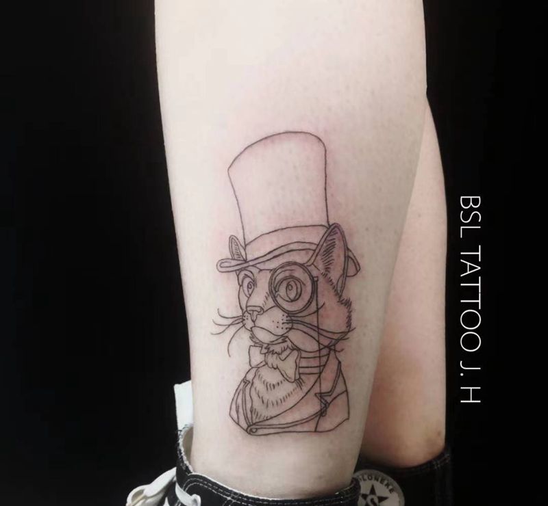 设计纹身：绅士猫纹身图片_腿部線條纹身图案