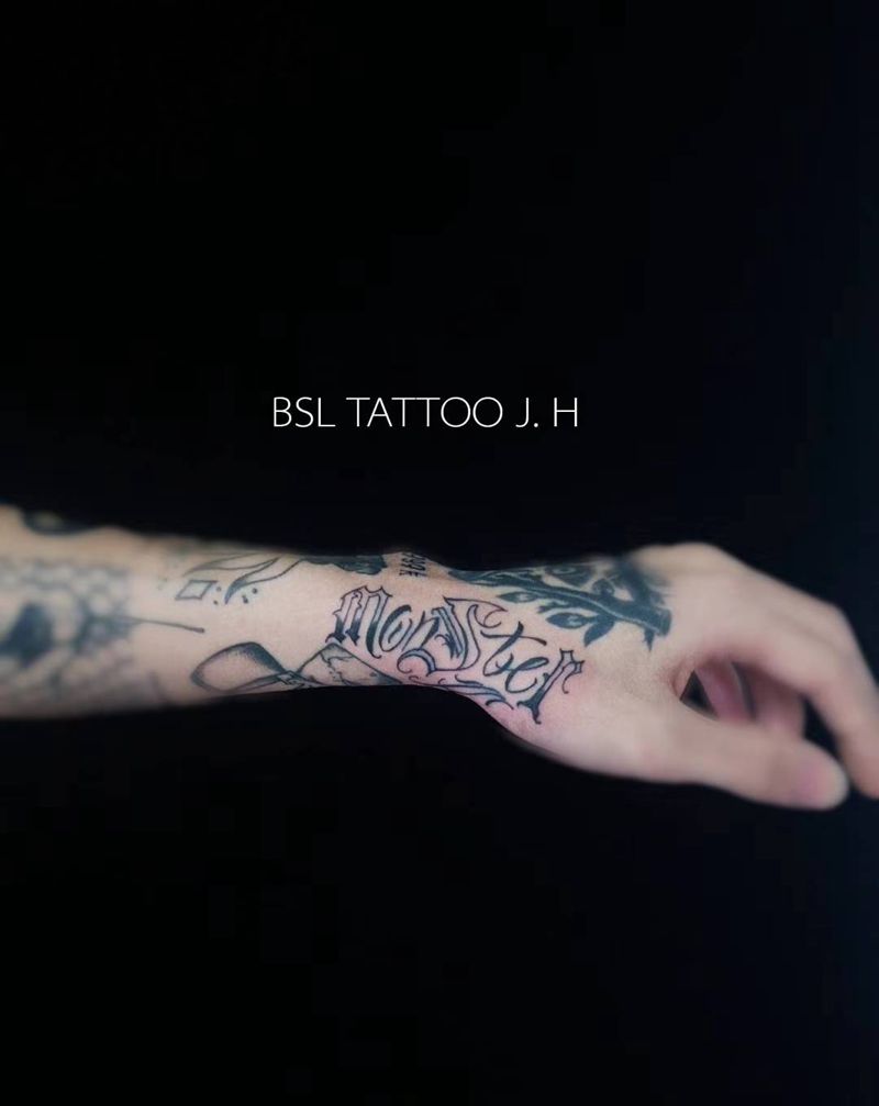 自带图：软花纹身图片_手部花体字纹身图案