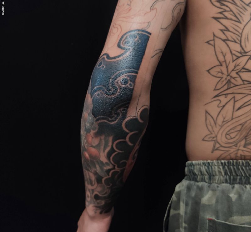 花臂修改 未完纹身图片_手臂老传统达摩蛋日式老传统纹身图案