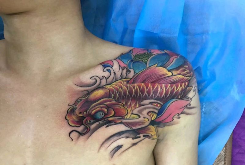 锦鲤纹身图片_胸部新传统纹身图案