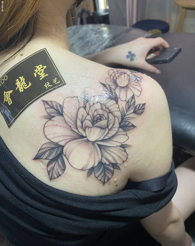 素花纹身图片_肩部点刺纹身图案