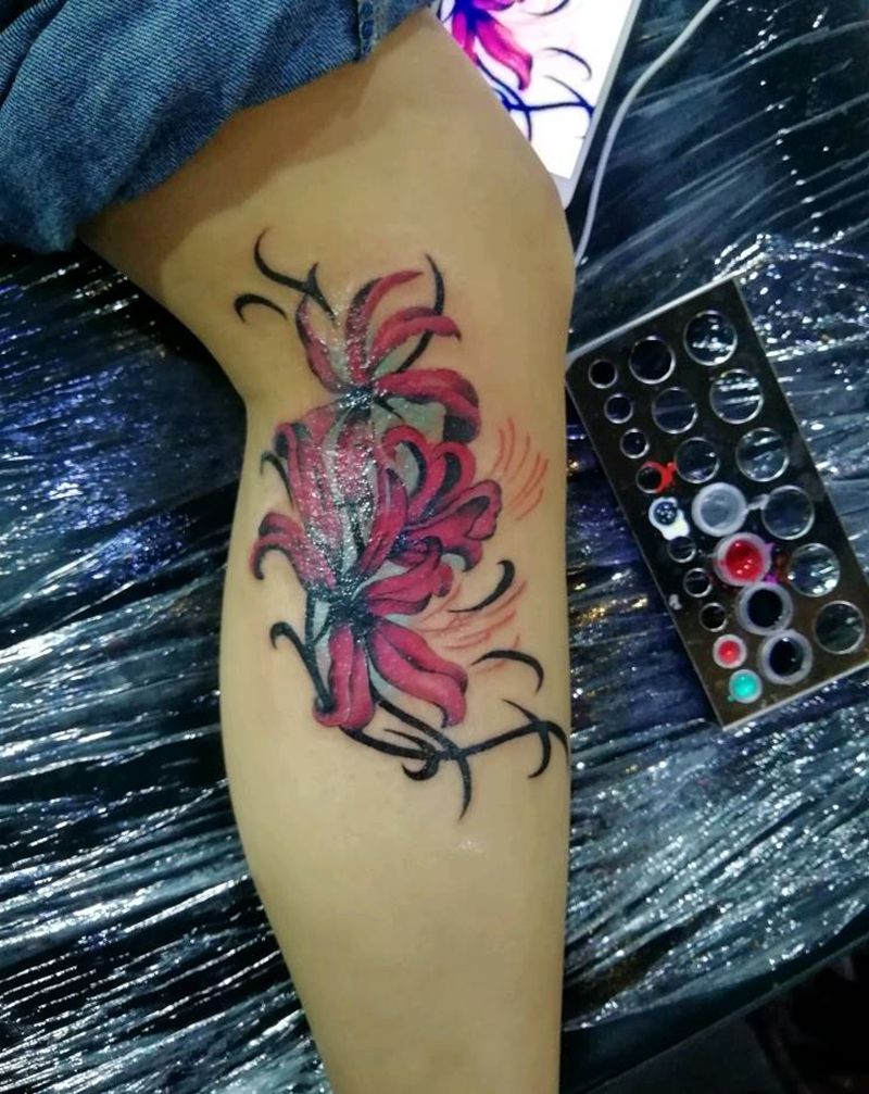 彼岸花遮盖伤疤纹身图片_腿部老传统纹身图案