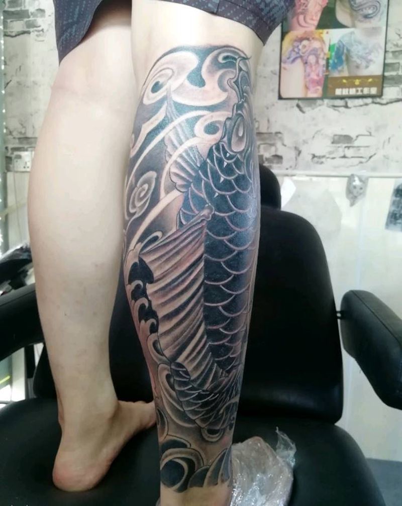黑灰系列鲤鱼包小腿作品纹身图片_腿部新传统纹身图案