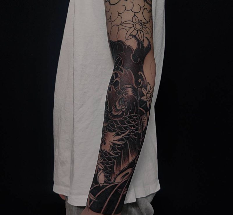 老传统花臂纹身图片_手臂老传统老传统花臂鲤鱼纹身图案