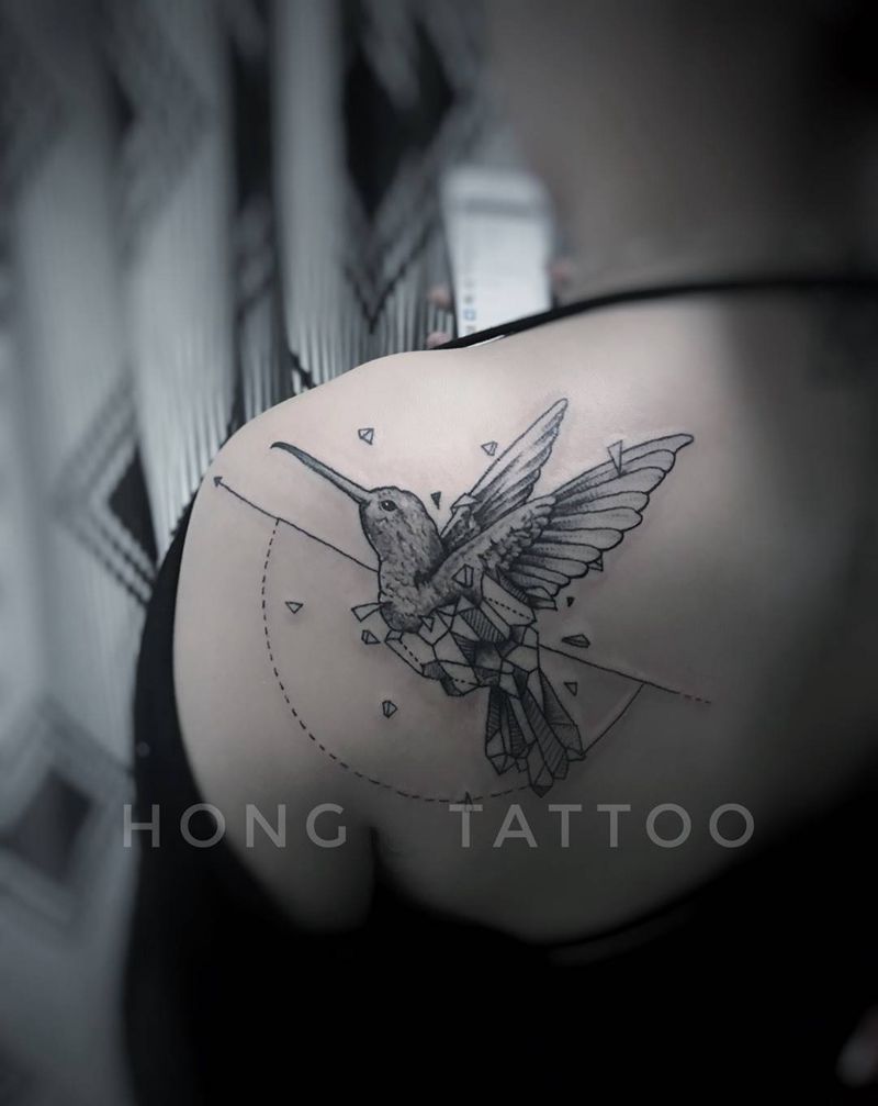 几何小蜂鸟纹身图片