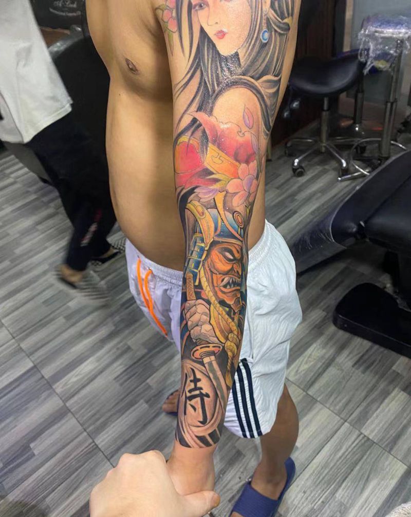 彩色花臂纹身图片_手臂新传统纹身图案