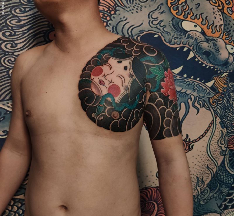 日式半胛纹身图片_手臂胸部老传统阿多福日式半胛纹身图案
