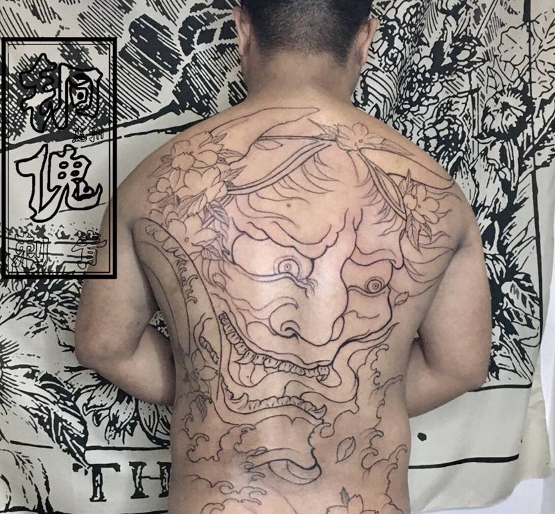 满背般若线条纹身图片