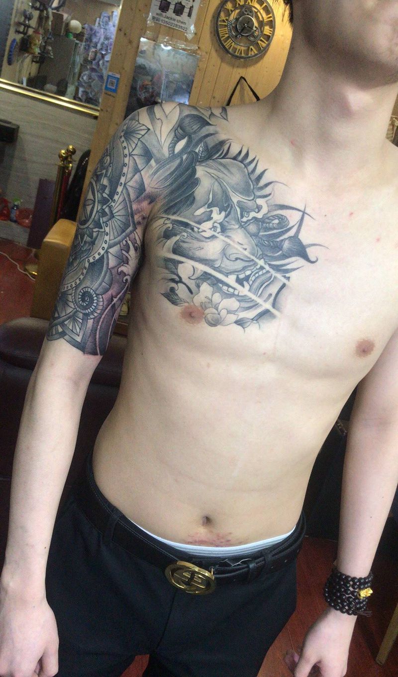 先纹了满背又纹半甲纹身图片