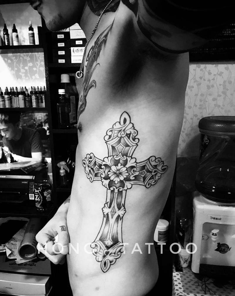 克罗心十字架纹身图片