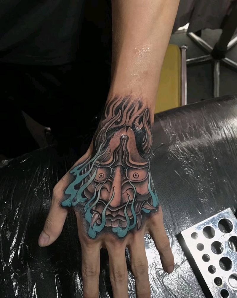手背般若纹身图片_手部新传统纹身图案