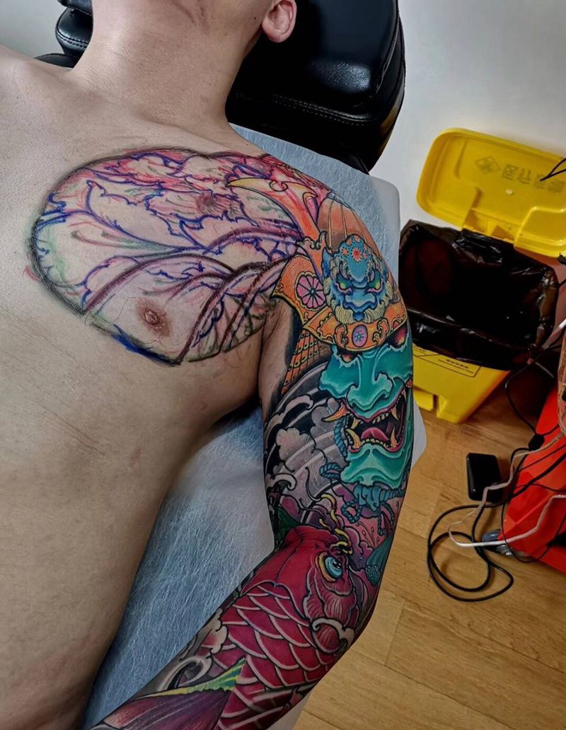 花臂在做个胸纹身图片