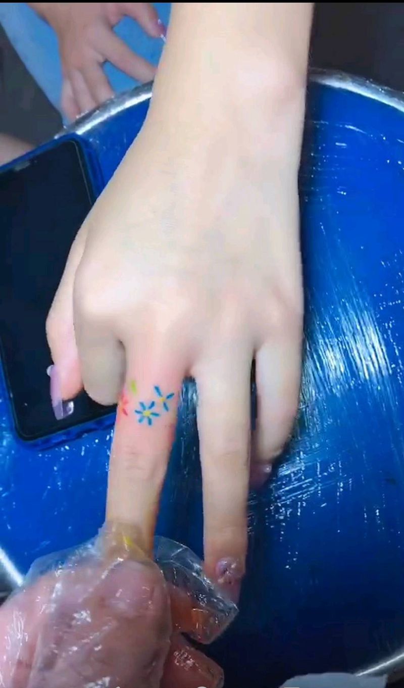 手指头上的小清新纹身图片_手部新传统纹身图案