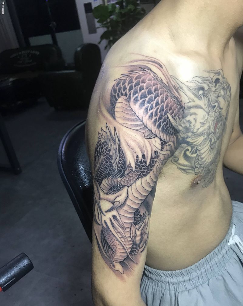 过肩龙纹身图片_手臂胸部新传统纹身图案