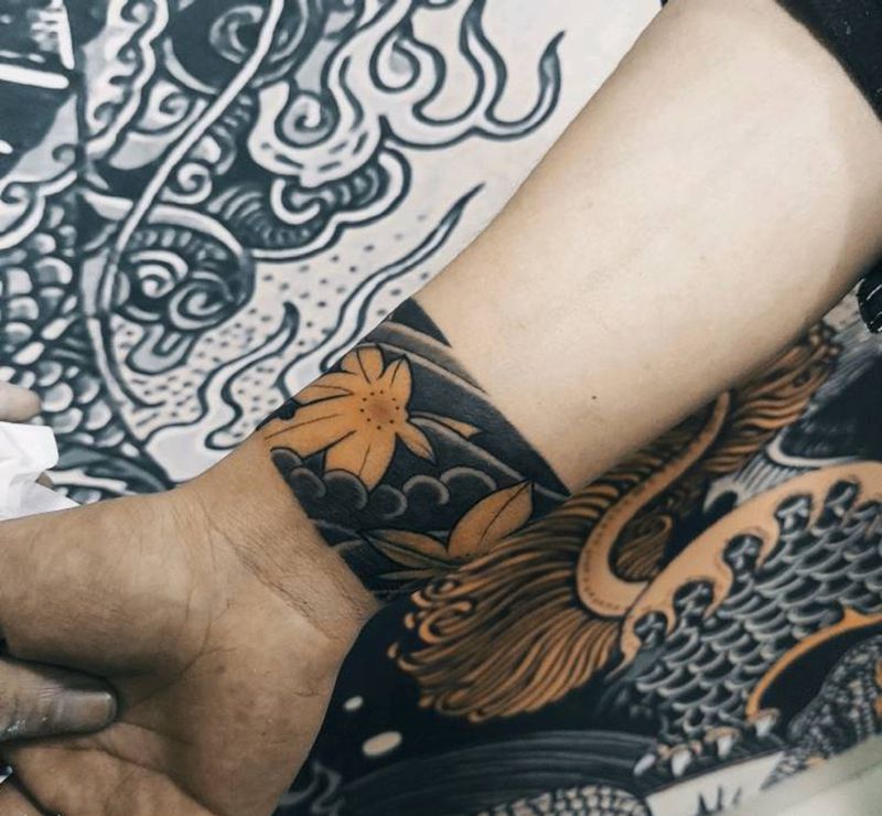 传统臂环纹身图片_手部老传统枫叶臂环老传统纹身图案