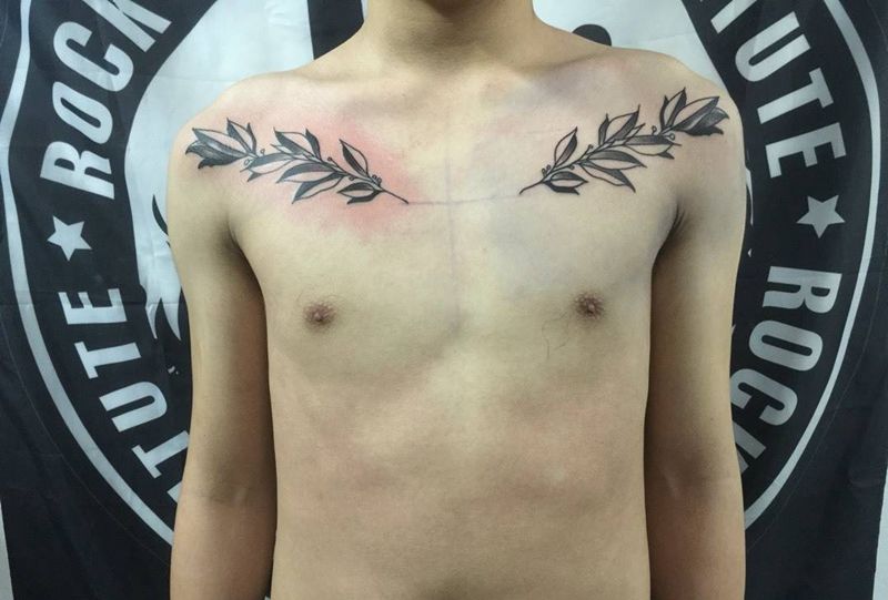 双肩树叶纹身图片