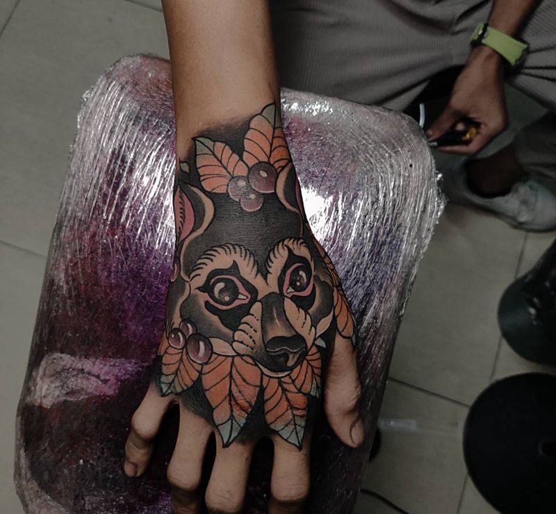 小浣熊纹身图片_手部Old School浣熊花手纹身图案