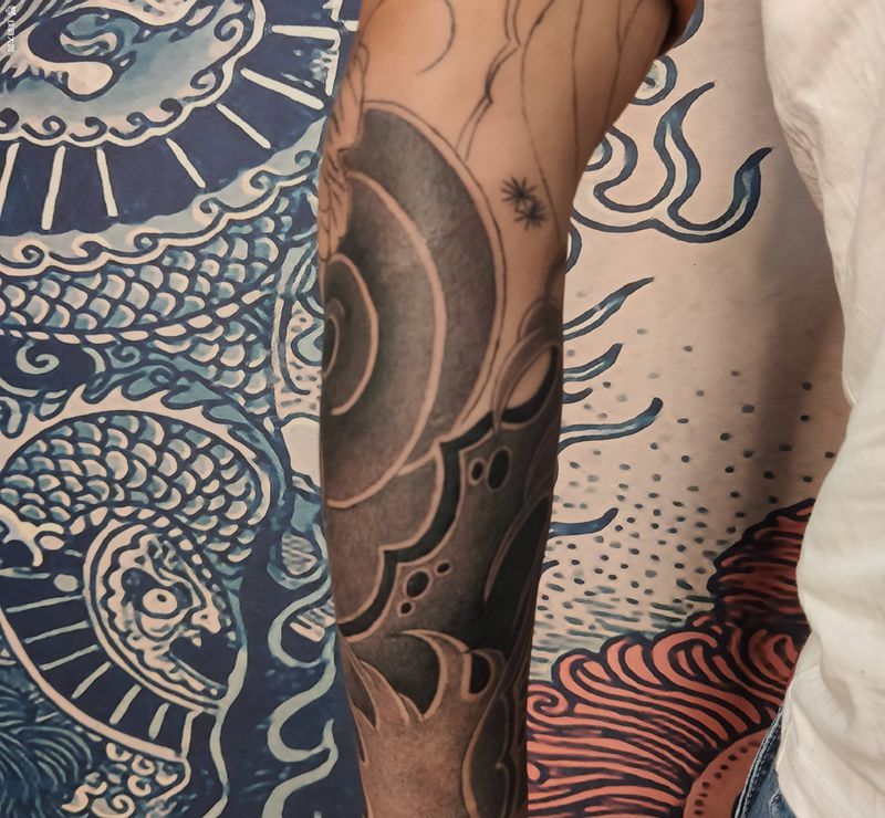 传统花臂纹身图片_手臂老传统花臂 鲤鱼老传统纹身图案