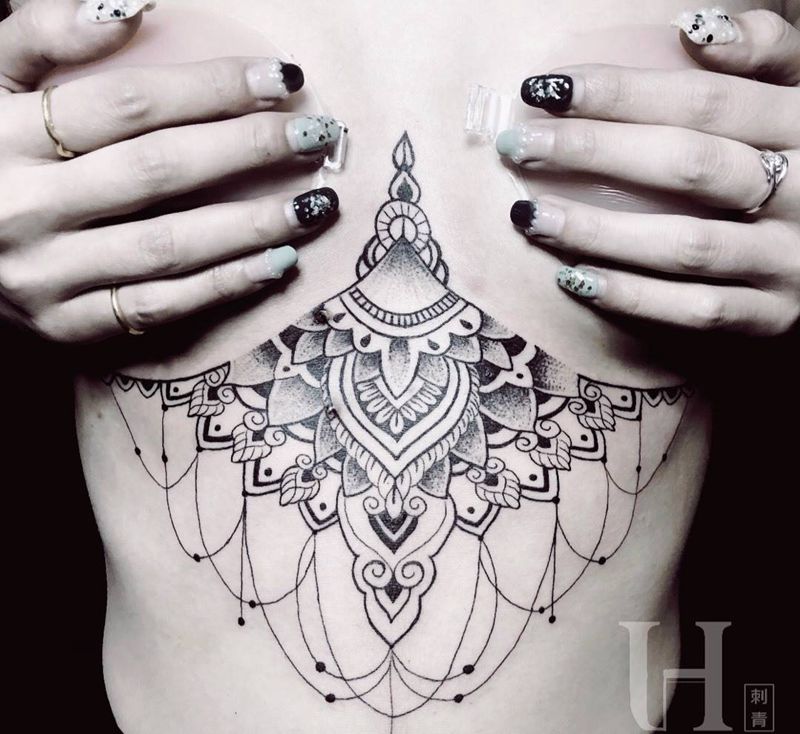 胸下纹身纹身图片