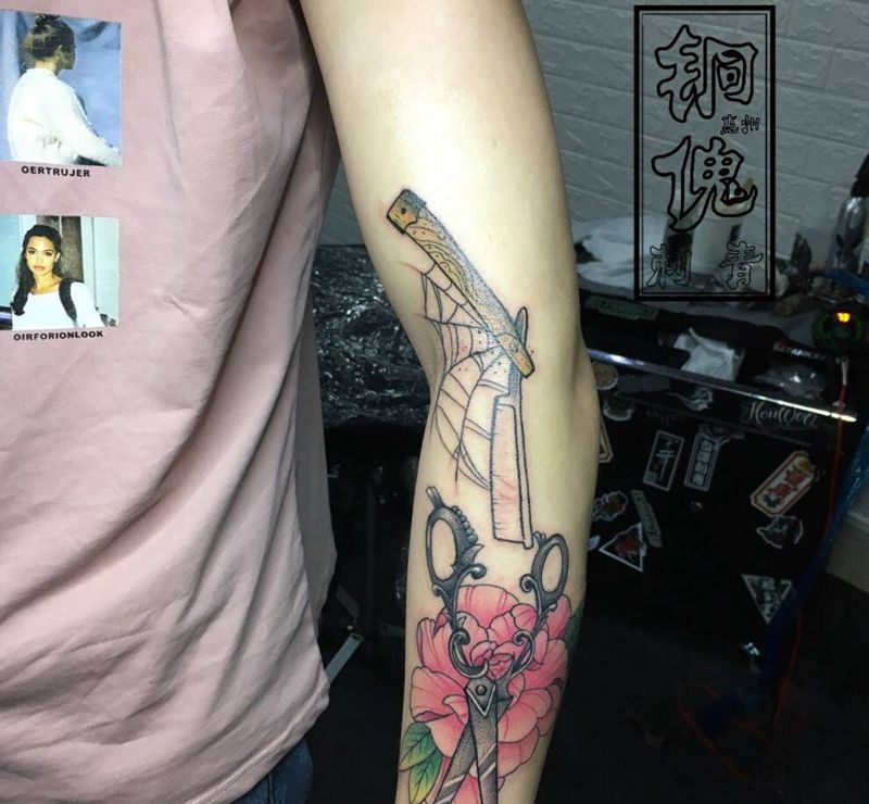 发型师的秘密纹身图片