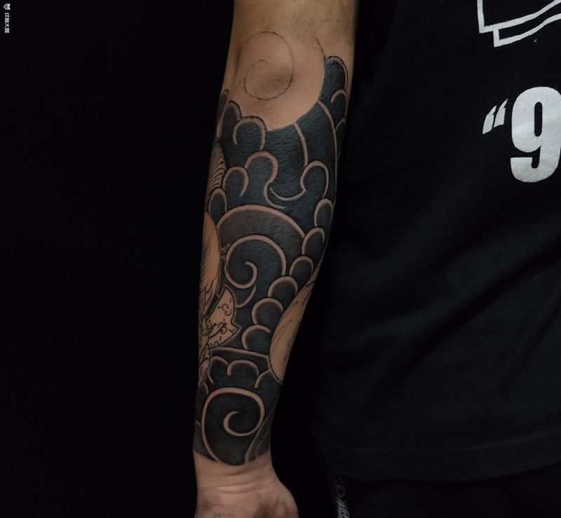 日式包小臂未完纹身图片_手臂老传统生首达摩蛋日式纹身图案