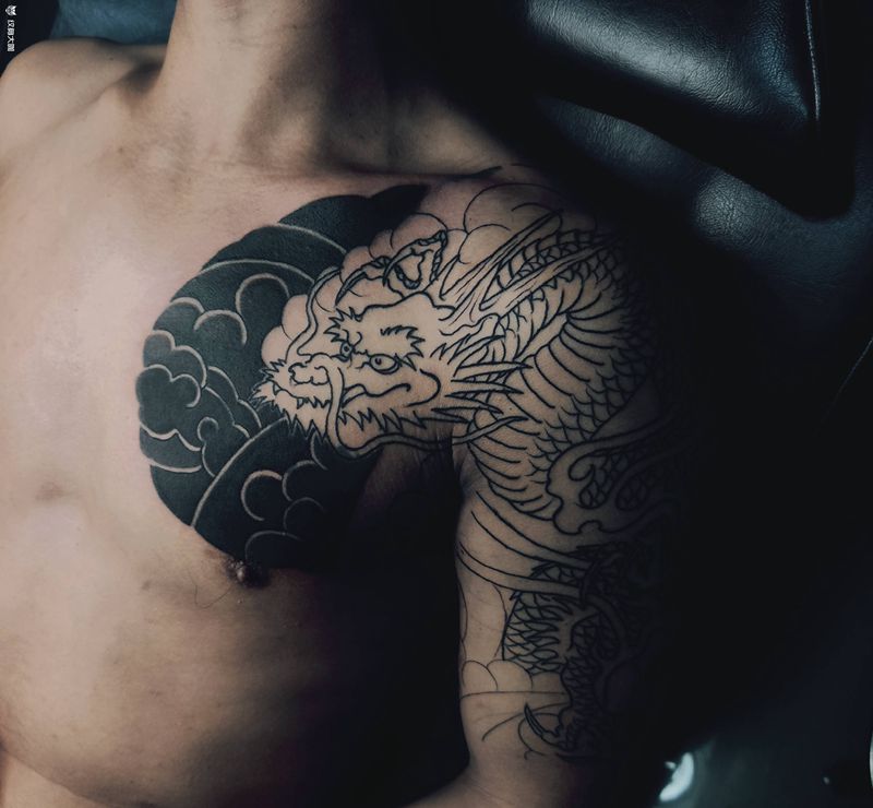 老传统半胛遮盖纹身图片_手臂胸部老传统龙半胛日式纹身图案