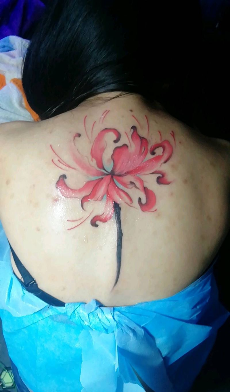 彼岸花纹身图片_背部水墨纹身图案