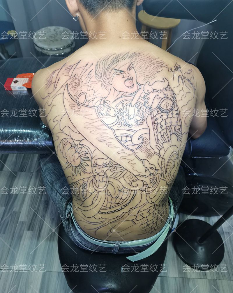 战神白启纹身图片_背部新传统纹身图案