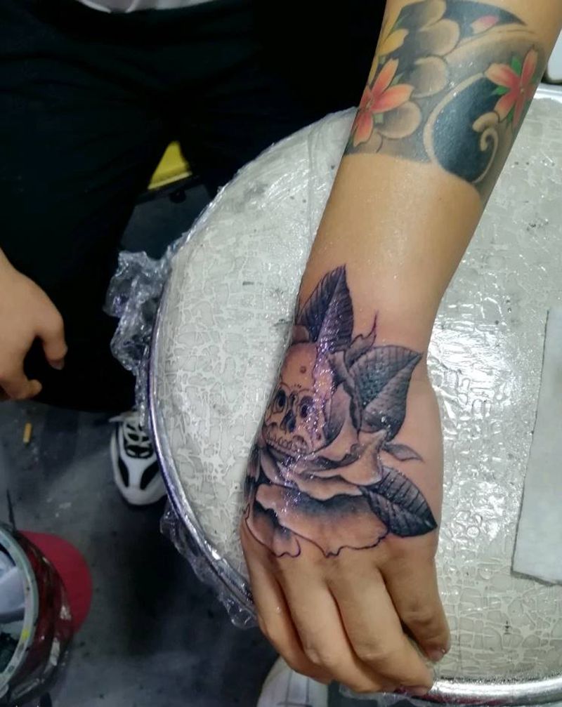 暴力遮盖纹身图片_手部新传统纹身图案