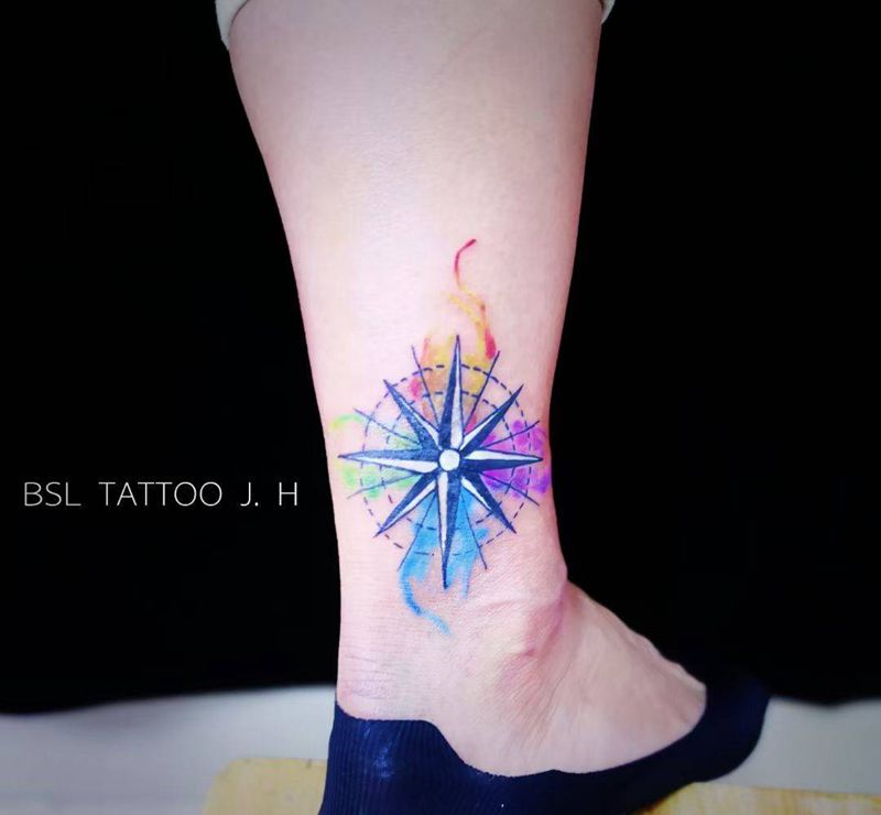 水彩：指南針纹身图片_脚部水彩纹身图案