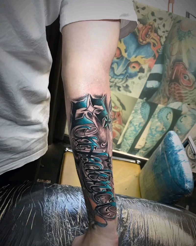 卡奇诺英文花体字纹身图片_手臂新传统纹身图案