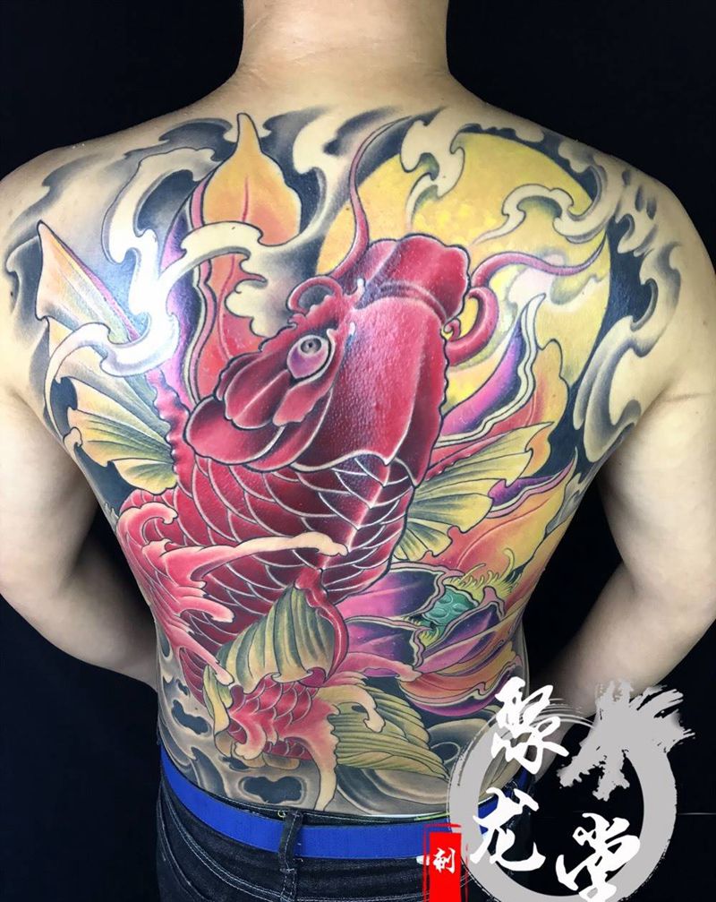 红烧大鲤鱼纹身图片_成品背部传统纹身图案