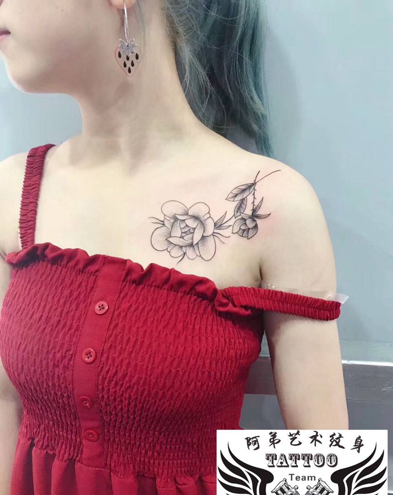 花纹身图片_胸部纹身图案