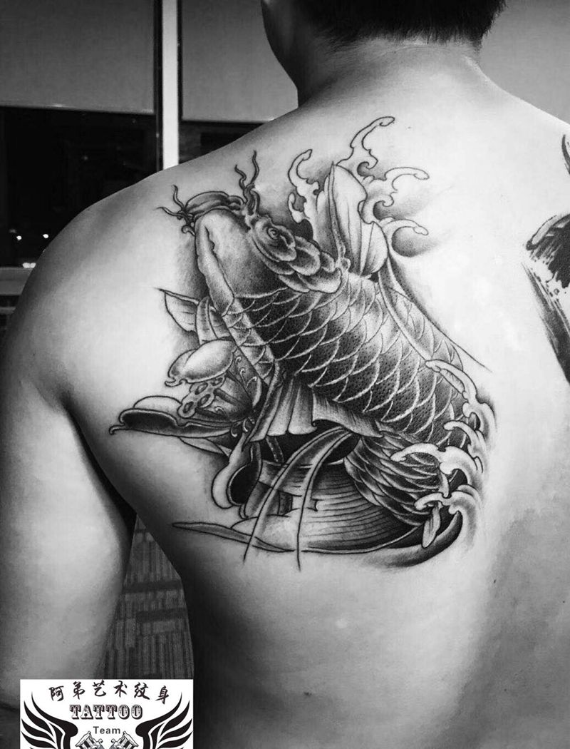 鱼纹身图片_背部纹身图案