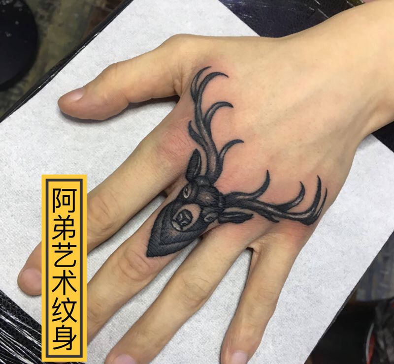 鹿纹身图片_手部纹身图案