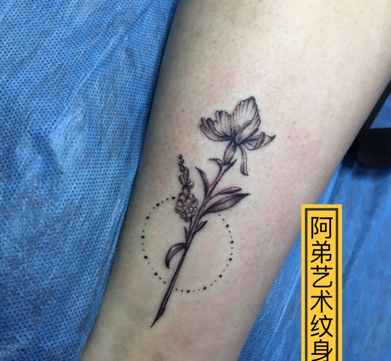 花纹身图片_腿部纹身图案