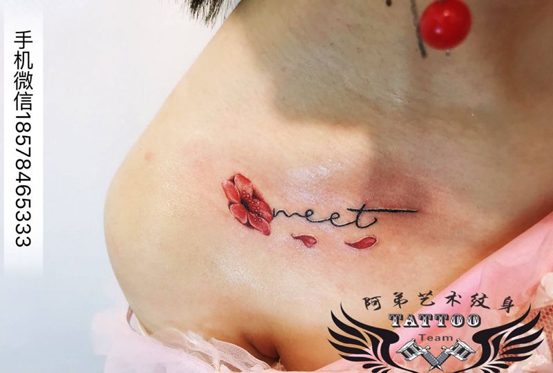 樱花纹身图片_胸部纹身图案