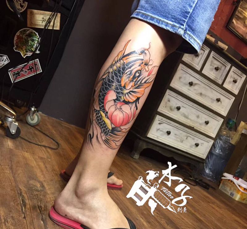 鲤鱼纹身图片_腿部新传统纹身图案