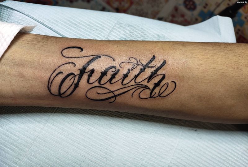 花体字纹身图片_手臂花体字纹身图案