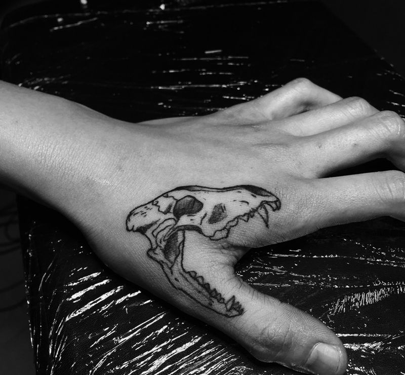 恐龙纹身图片_成品手部清新纹身图案