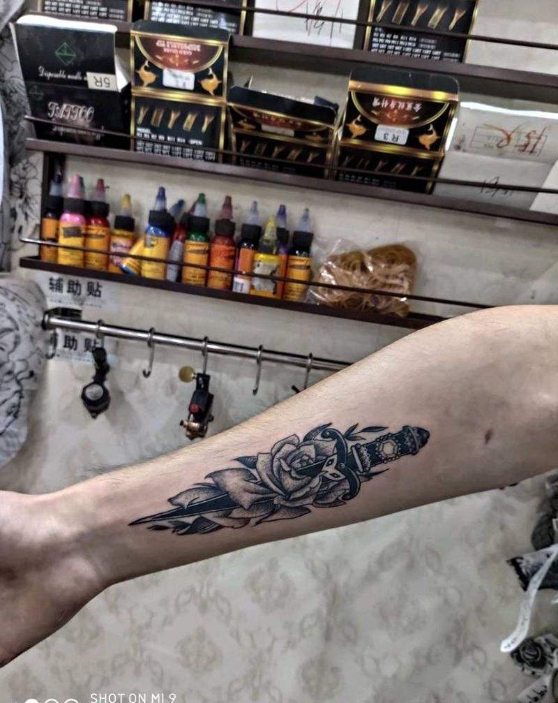 剑花纹身图片_手臂点刺玫瑰纹身图案